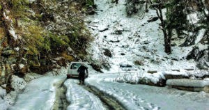 हिमाचल में बर्फबारी से 210 सड़कें बंद, 734 बिजली ट्रांसफार्मर ठप