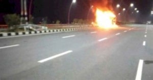 यमुना एक्प्रेसवे पर कंटेनर से टकराने पर कार में लगी आग, 5 जिंदा जले
