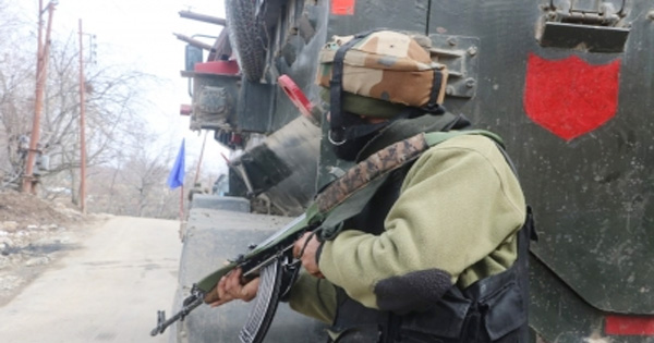 जम्मू-कश्मीर में आतंकियों और सुरक्षाबलों के बीच मुठभेड़, दो आतंकी ढेर