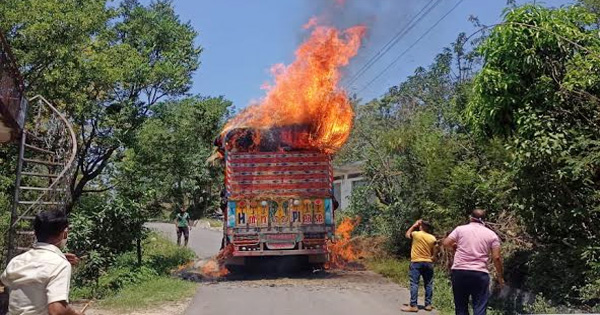 हिम्मत: आग की भयंकर लपटों के बीच चालक ने बोरवेल तक पहुंचाया ट्रक…