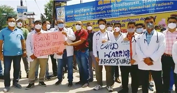 मेडिकल कॉलेज नेरचौक में डॉक्टरों का सरकार के खिलाफ प्रदर्शन जारी...2 घंटे ठप रही OPD