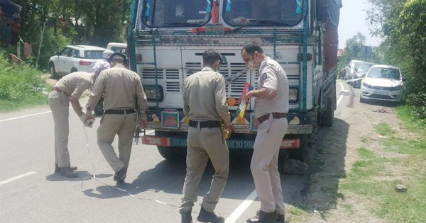 हमीरपुर : ट्रक ने कुचली मां के साथ बाजार जा रही पांच साल की मासूम, मौत  