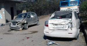 #Mandi : फोरलेन पर टायर फटने के बाद दूसरी कार से टकराई सेंट्रो, दंपत्ति चोटिल