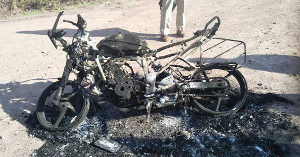 फ़ोन पर दी आग लगाने की धमकी, मालिक पहुंचा सड़क पर तो जलकर राख हो गई थी बाइक
