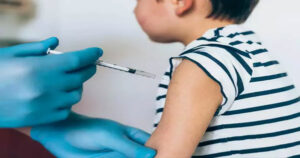 15-18 साल के बच्चों को स्कूलों में लगेंगे कोरोना के टीके, छुट्टियों में स्कूल बुलाए जाएंगे विद्यार्थी