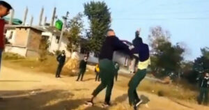 हमीरपुर : स्कूल मैदान में छात्र की लात-घूंसों से पिटाई, तमाशबीन बन उकसाते रहे सहपाठी