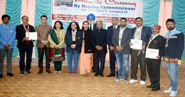 DC सिरमौर ने राज्य स्तरीय मास्टर्स खेल प्रतियोगिता के मैडल विजेताओं को किया सम्मानित 