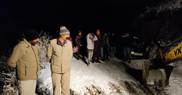 बर्फ़बारी से पराशर में फंसे 150 लोगों को निकाला गया सुरक्षित, रात भर चला रेस्क्यू ऑपरेशन