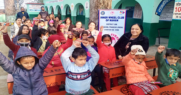 नाहन में सरकारी प्राथमिक स्कूल के छात्रों को मिले बैंच, इन्नर व्हील क्लब का प्रयास लाया रंग