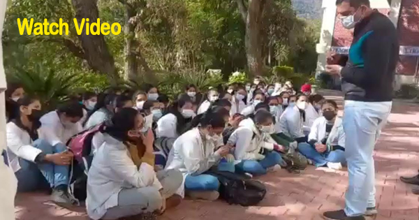 #Solan : हड़ताल पर बैठी डेंटल छात्राओं को गुरुजी का संदेश, "तुम पास किए जाते हो...होते नहीं हो"