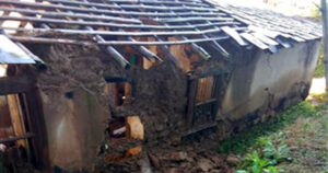 आफत बनकर आई बारिश, अजीत सिंह के स्लेटपोश मकान की ढह गई छत