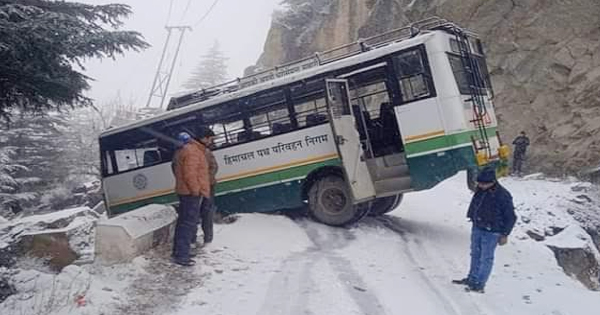 किन्नौर : बर्फ में स्किड होकर खाई में लटकी HRTC बस, दो हादसों में बाल बाल बचे यात्री