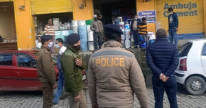 संगड़ाह बाजार में DSP शक्ति सिंह ने दुकानदारों व ग्राहकों को पहनाए मास्क