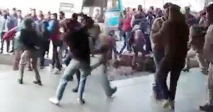 #Mandi : बस स्टैंड में युवकों के दो गुटों में जमकर चले लात-घूंसे, वीडियो वायरल
