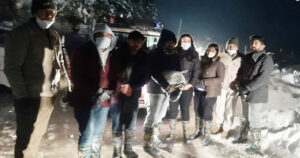 शिमला : चीनी बंगला के समीप बर्फ में फंसे पश्चिम बंगाल के 6 पर्यटक, सकुशल रेस्क्यू