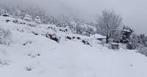 सिरमौर के ऊपरी इलाकों में भारी बर्फबारी, संगड़ाह- हरिपुरधार सहित कई सड़कें बंद