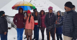 पराशर में बर्फबारी के बीच फंसे 50 पर्यटक, सकुशल रेस्क्यू