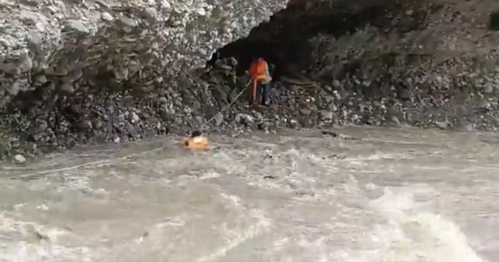 रोनहाट : उफनती टोंस नदी में फंसा व्यक्ति 9 घंटे बाद रेस्क्यू… 